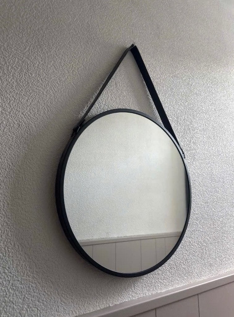 Spiegel zwarte rand met lederen band, Huis en Inrichting, Woonaccessoires | Spiegels, Ophalen, Minder dan 50 cm, Rond, Zo goed als nieuw