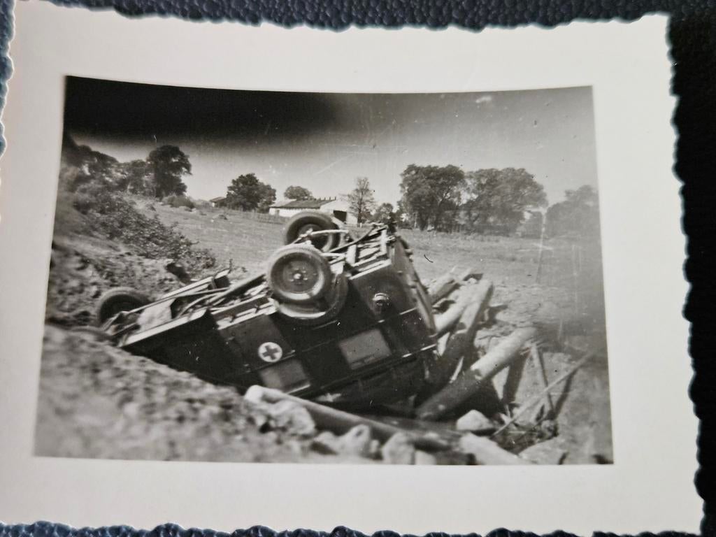 100%orig ww2foto ambulance in grond gezakt  aan het front, Ophalen of Verzenden