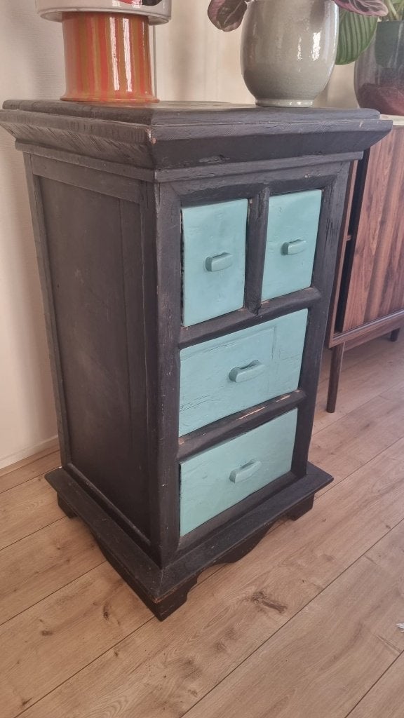 Massief houten ladekastje met turquoise laden, Huis en Inrichting, Kasten | Ladekasten, Ophalen, Landelijk/vintage met brocante uitstraling