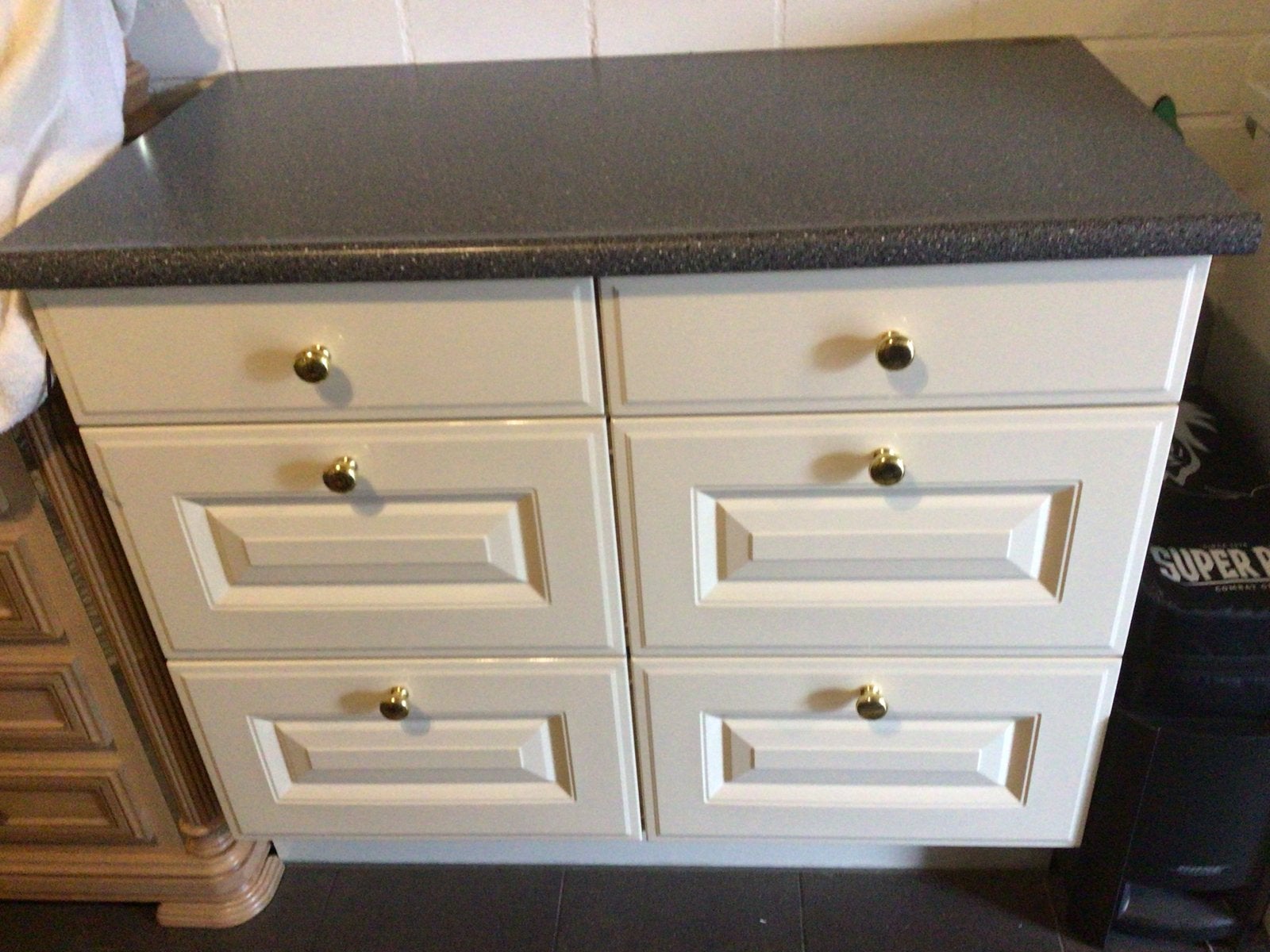 Crème keukenkast met 4 lades en gouden knoppen, Huis en Inrichting, Ophalen, 100 tot 150 cm, Zo goed als nieuw, 50 tot 75 cm
