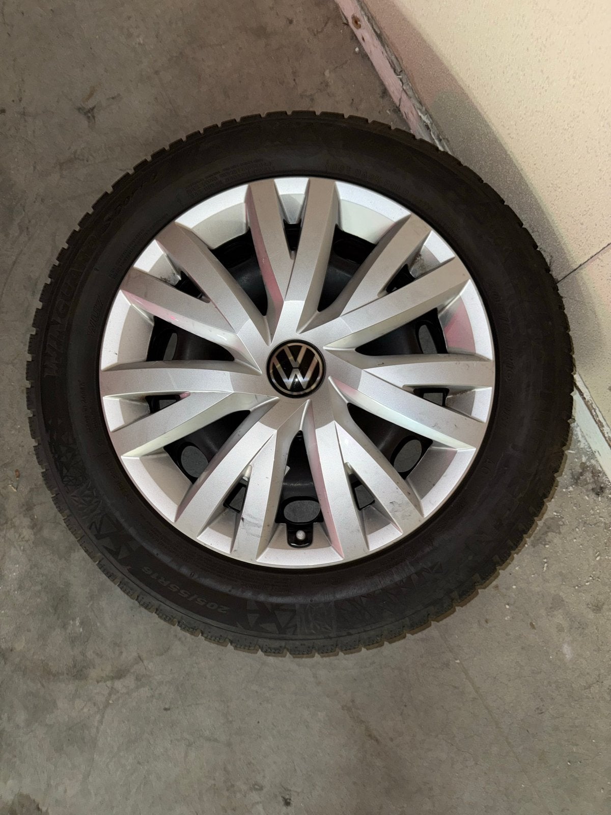 Winterbanden 205/55/R16 met wieldoppen, Auto-onderdelen, Banden en Velgen, Gebruikt, 16 inch, Banden en Velgen, Personenwagen