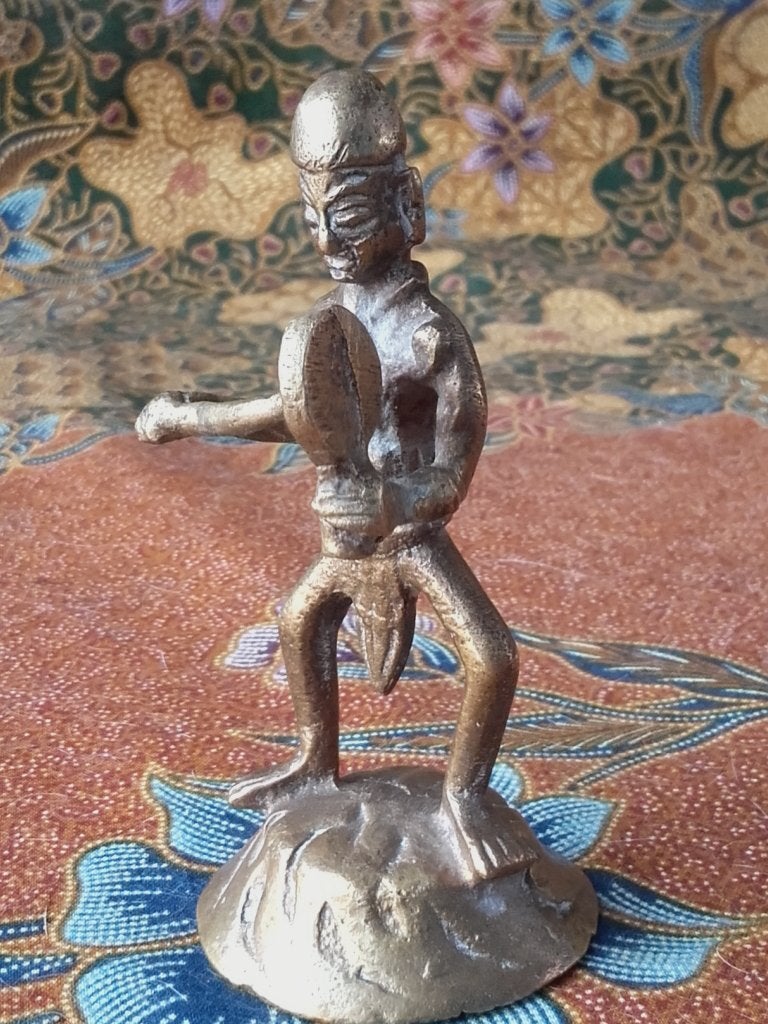 Man met trommel mooi oud brons beeldje uit India 9,1 cm., India, Handgemaakt, Ophalen of Verzenden, Brons