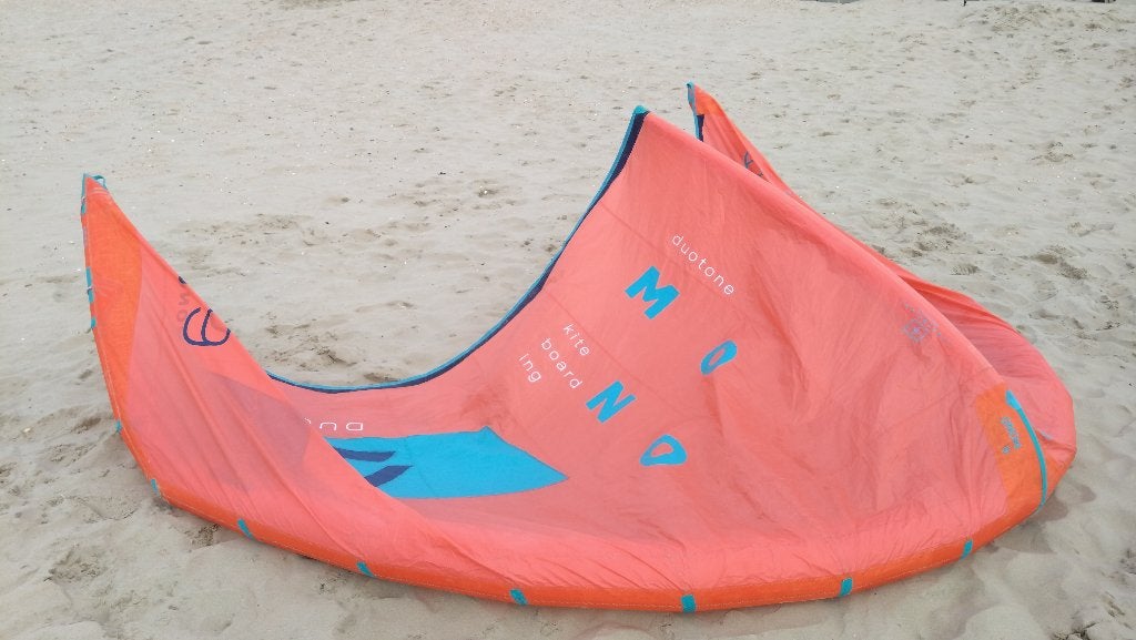 Duotone Mono 9 kitesurf kite 9m2 van 2021 NETJES GEBRUIKT, Watersport en Boten, Kitesurfen, Ophalen, Gebruikt, 9 m², Geen board