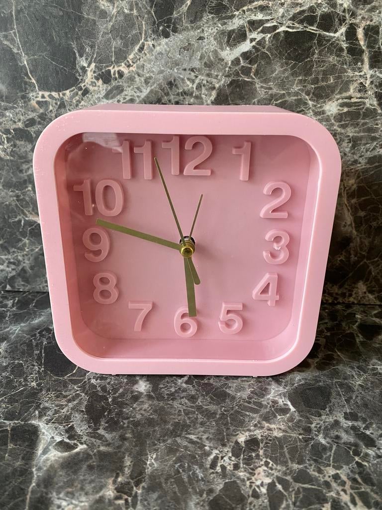 Roze Klok - Stijlvol en Functioneel, Ophalen of Verzenden, Zo goed als nieuw, Analoog, Wekker of Tafelklok