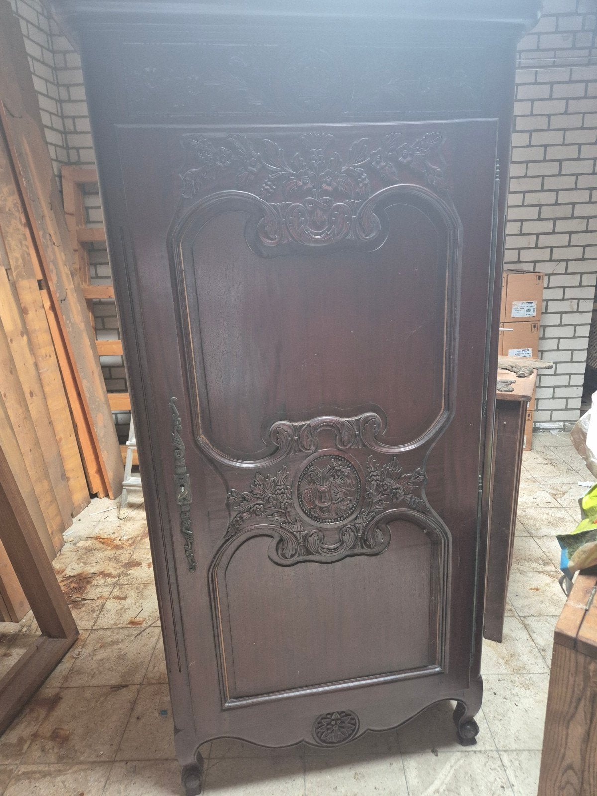 Antieke houten kast met sierlijk houtsnijwerk, Ophalen