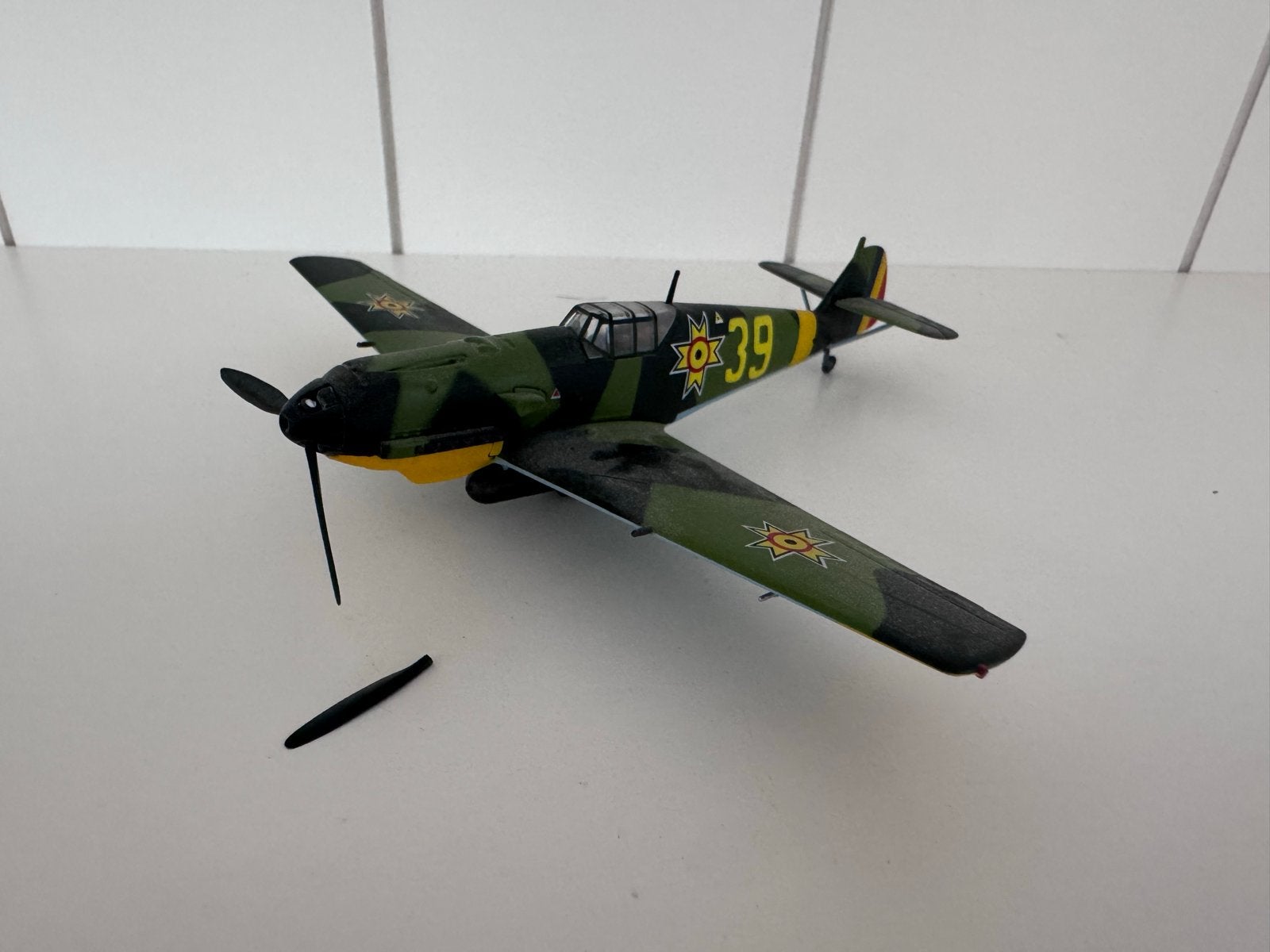 Messerschmitt Bf109E modelvliegtuig - Propeller afgebroken, Overige merken, 1:72 tot 1:144, Gebruikt, Ophalen of Verzenden
