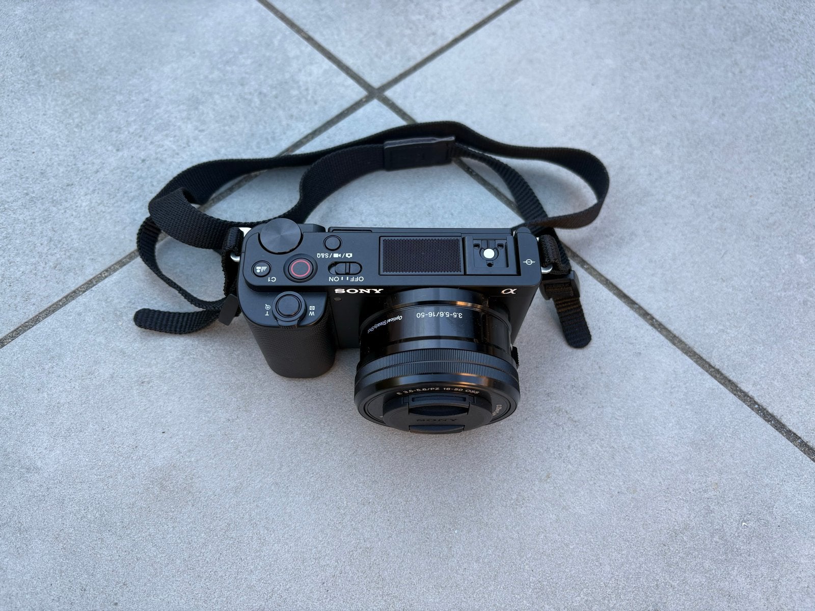 Sony ZV-E10 4K Vlogcamera met 16-50mm lens en grip, Audio, Tv en Foto, Ophalen, Beeldstabilisatie, Zo goed als nieuw, 4 t/m 7 keer