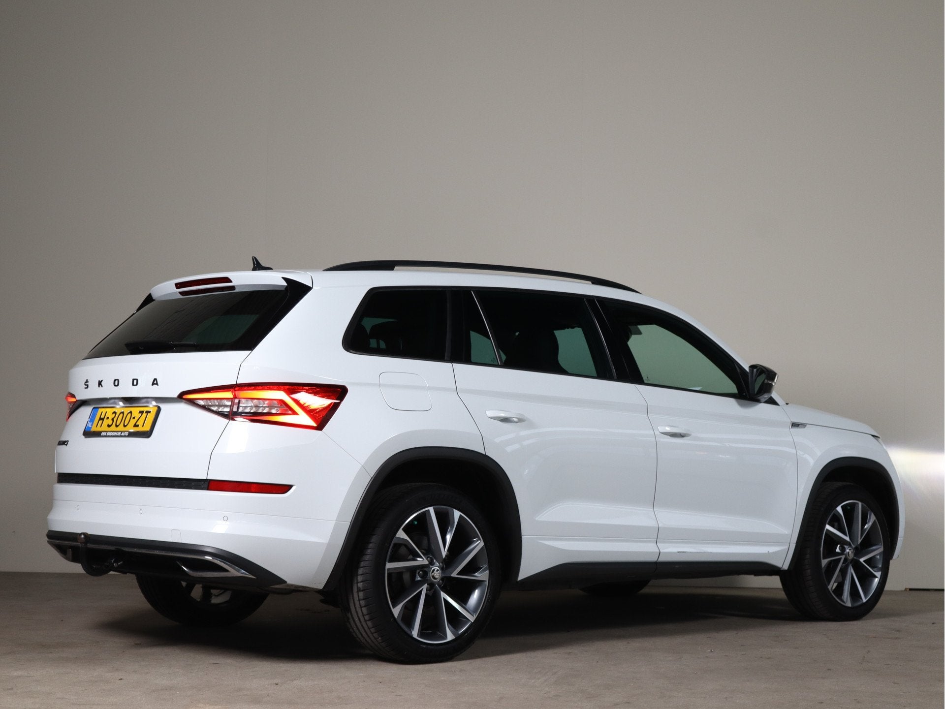 Skoda Kodiaq 1.5 TSI Sportline Business NL-Auto! Elek.Stoele, Auto's, Euro 6, 4 cilinders, 150 pk, 1481 kg