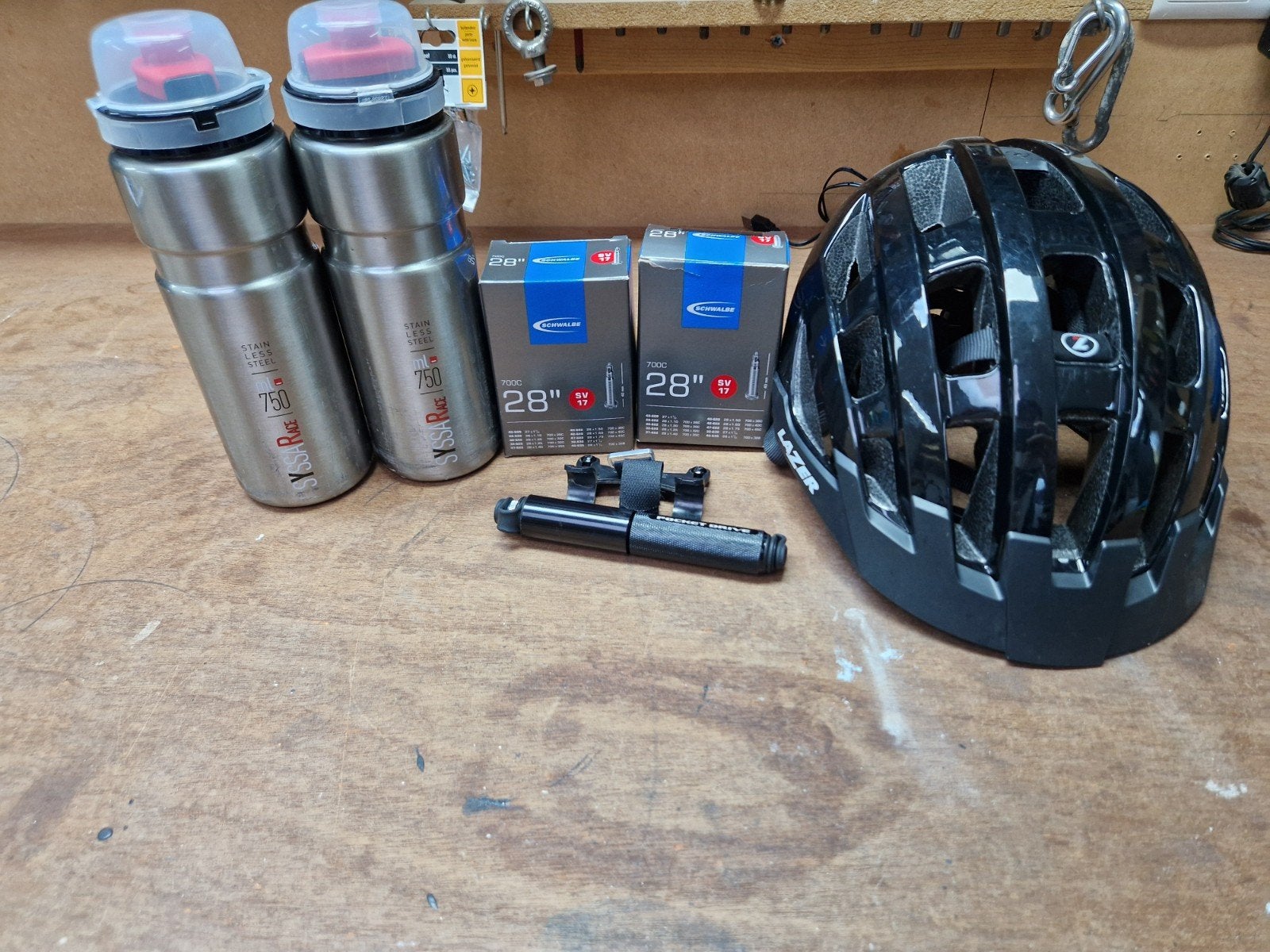 Fietsaccessoires: Binnenbanden, Bidons & Fietshelm, Ophalen, Zo goed als nieuw, Schwalbe, Syssarace, Lazer