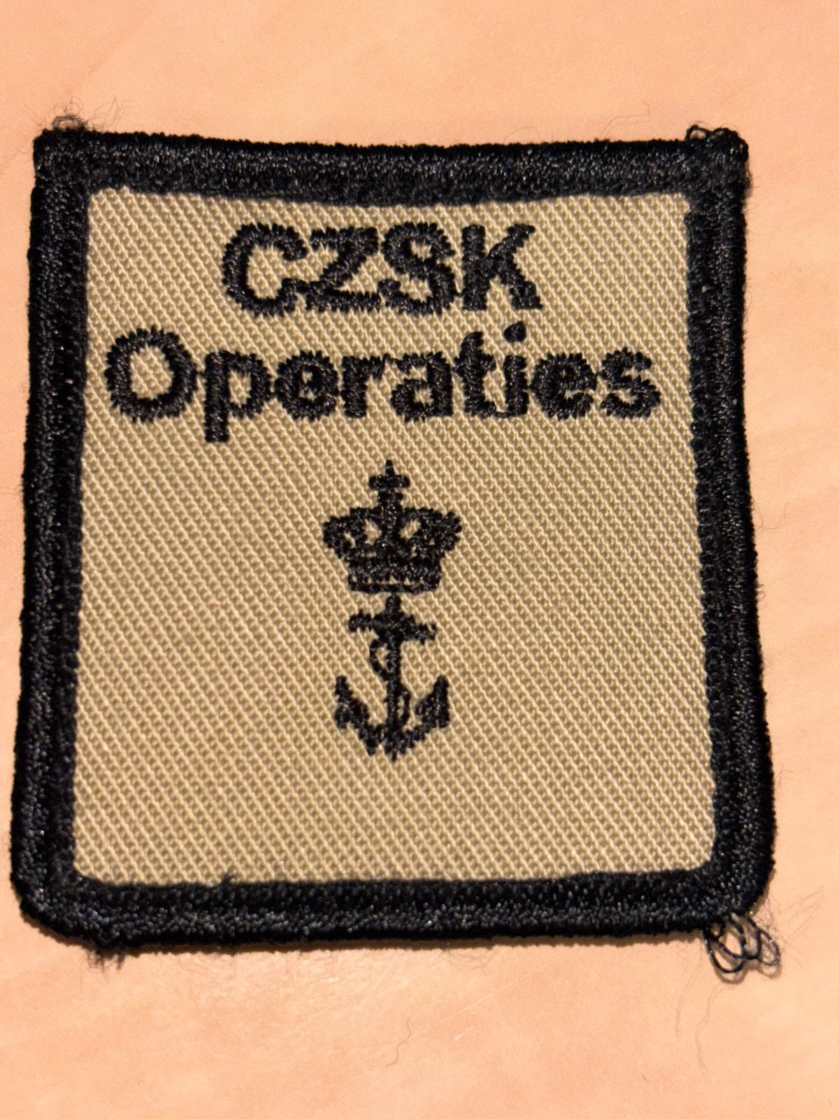 Borstembleem korps mariniers CZSK Operaties, Verzamelen, Verzenden, Marine, Nederland, Embleem of Badge