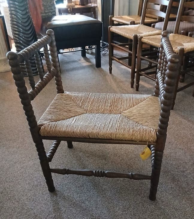 Merkelbach krukje met biezen zitting, eikenhout, Ophalen