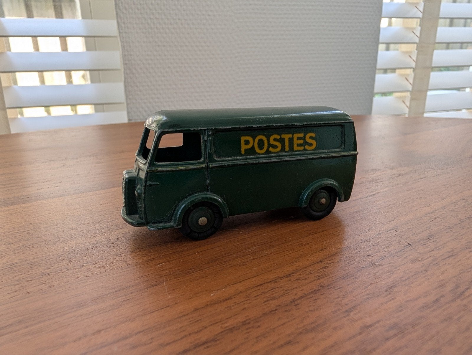Vintage Franse Dinky Toys 25B Peugeot D.3.A. "Postes", Ophalen of Verzenden, Gebruikt, Bus of Vrachtwagen, Overige merken