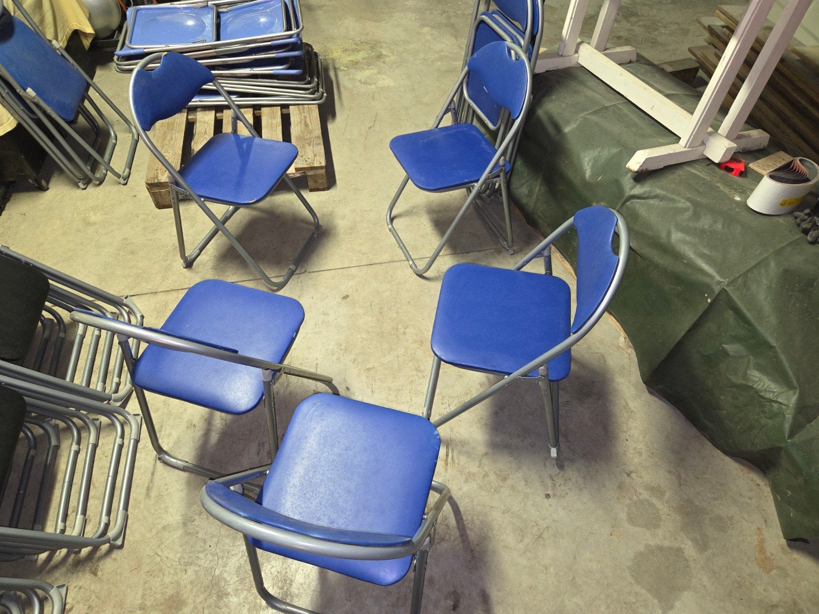10  blauwe klapstoelen met schuimrubberen zitting, Ophalen, Gebruikt, Blauw, Vijf, Zes of meer stoelen