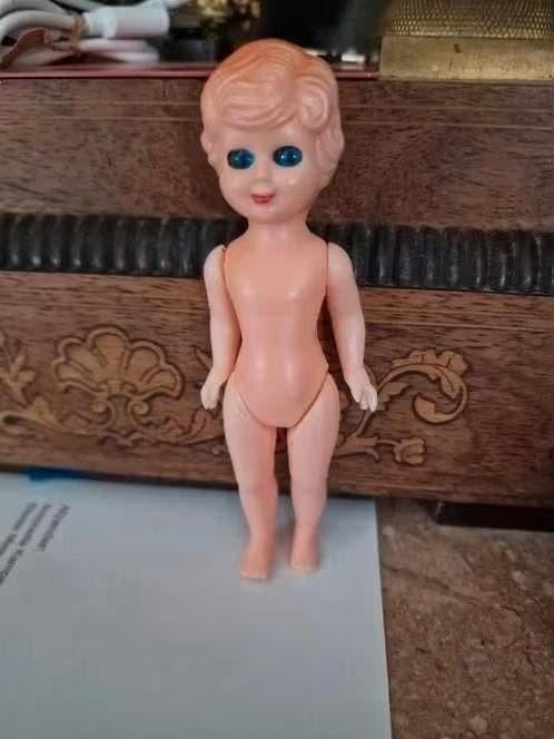 oud poppenhuis popje met beweegbare oogjes 11 cm, Verzamelen, Poppen, Ophalen of Verzenden, Pop