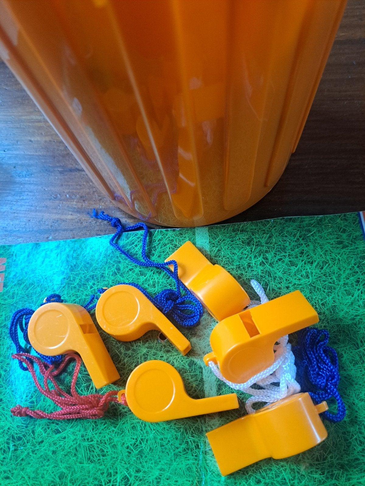 Voetbal fluitjes, 6 stuks, Ophalen of Verzenden, Oranje of Koningsdag
