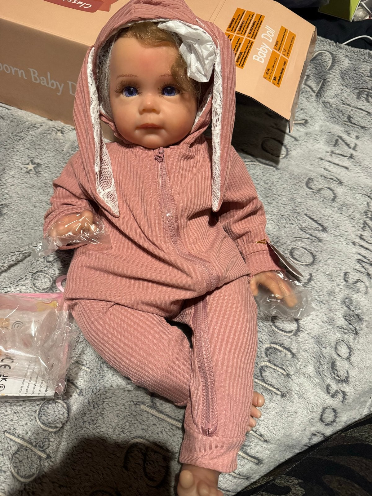 Reborn Baby Doll - Realistisch Babypop met Roze Pakje, Ophalen of Verzenden, Zo goed als nieuw, Babypop