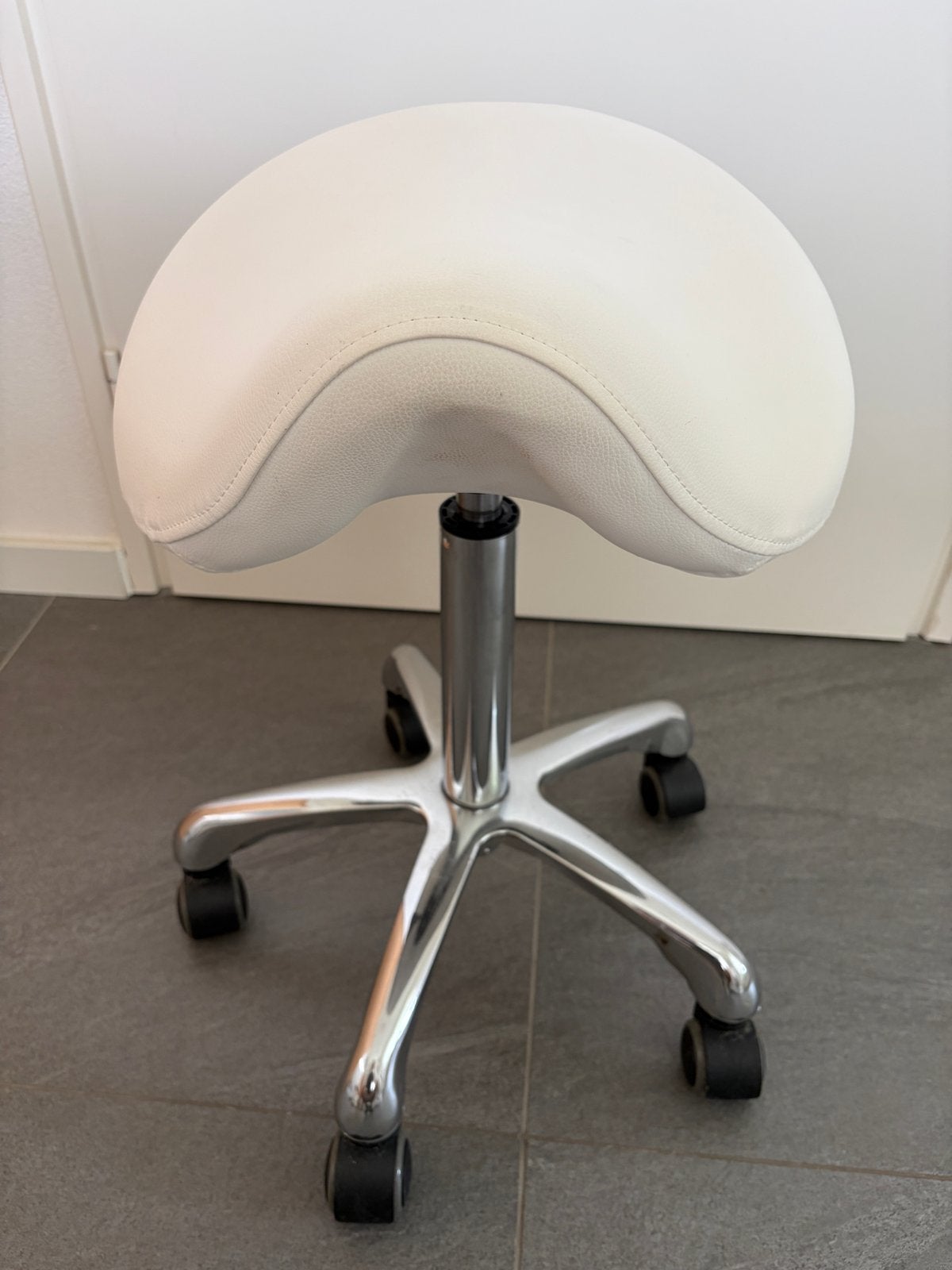 Witte ergonomische zadelkruk op wielen, Ophalen, In hoogte verstelbaar, Zo goed als nieuw
