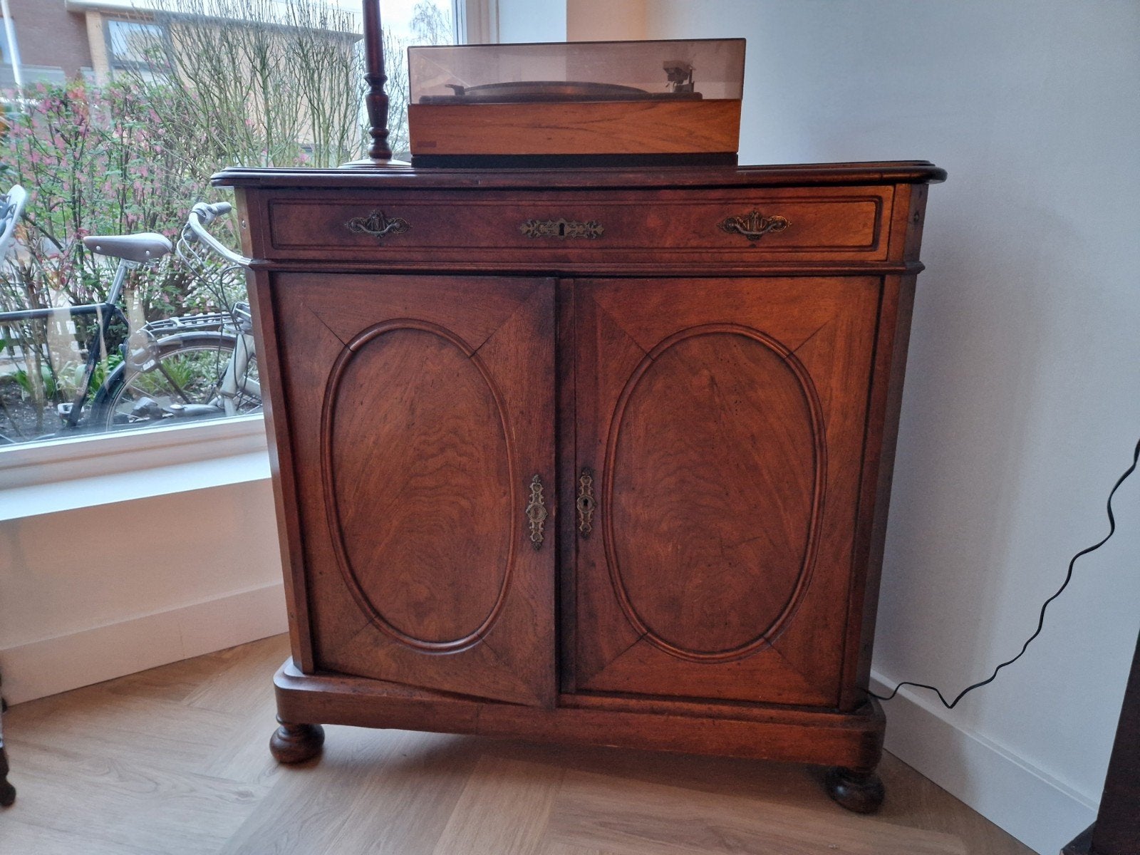 Antieke hoekkast, Ophalen