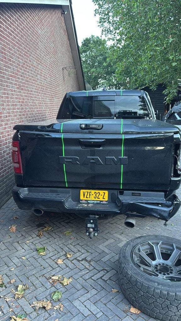 Dodge Ram 1500 5.7 V8 4x4 Crew Cab Longhorn |Let op schade|, Auto's, Dodge, Automaat, Gebruikt, 5654 cc, Zwart