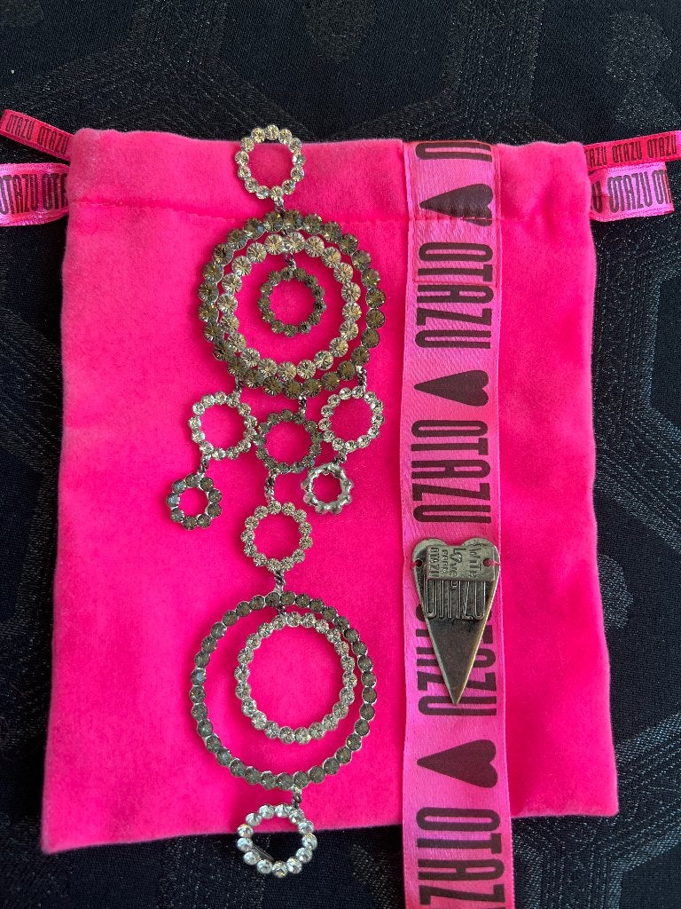 OTAZU superlange oorbel helder grijs KLASSIEKER was 190 euro, Sieraden, Tassen en Uiterlijk, Overige materialen, Hangers, Met strass