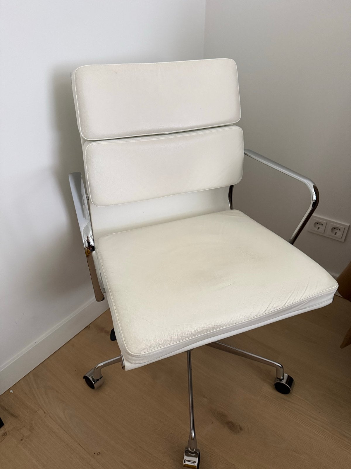 Bureaustoel wit leer Eames stijl, Ophalen, Gebruikt, Wit