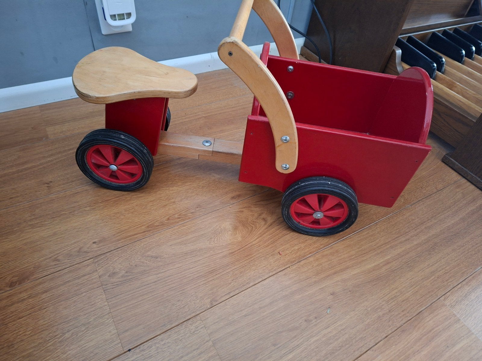 Houten loopfiets met kar - Rood, Ophalen, Zo goed als nieuw, Loopfiets