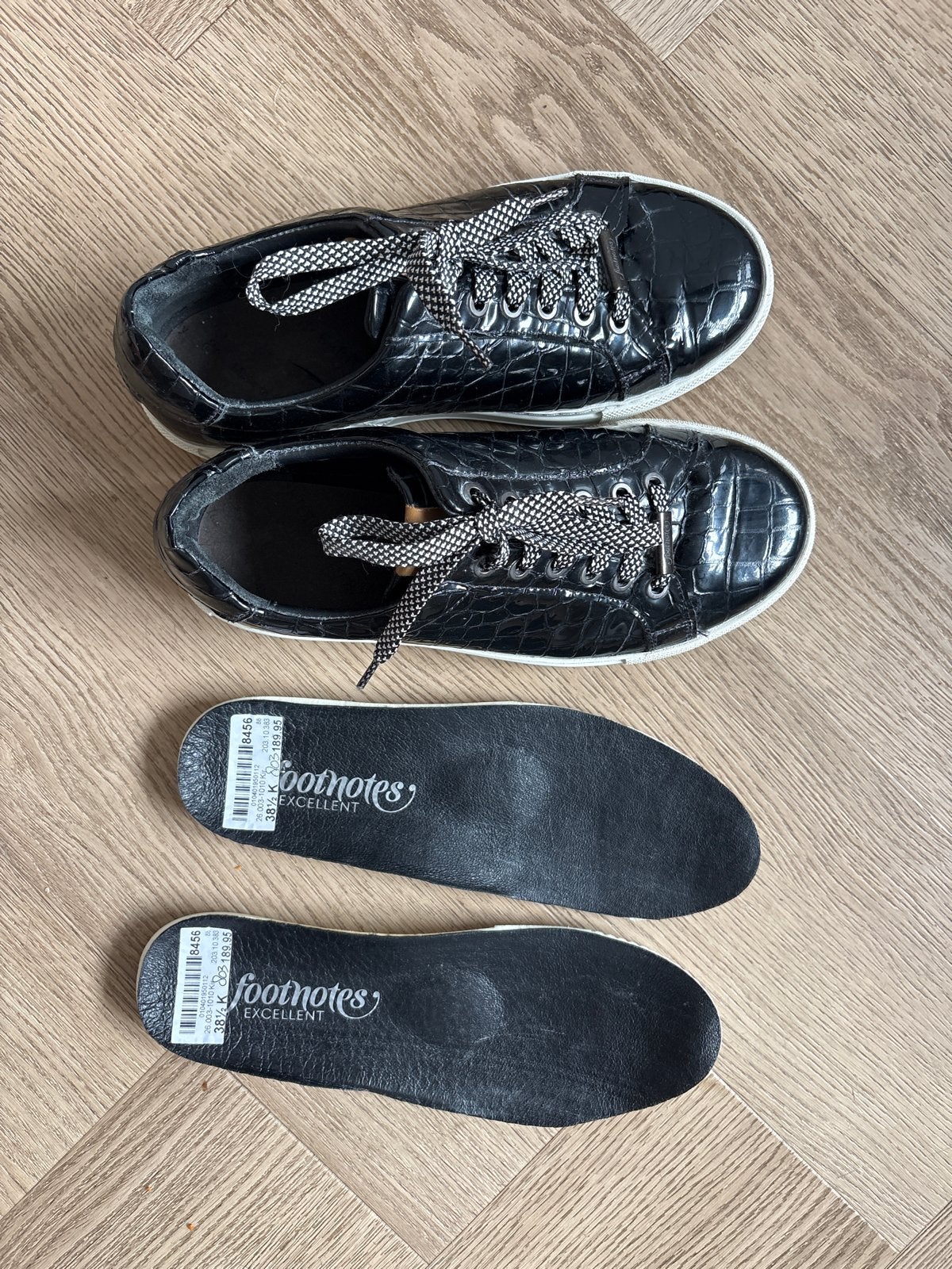 Zwarte krokodillenprint sneakers - Footnotes, Kleding | Dames, Schoenen, Ophalen of Verzenden, Zo goed als nieuw, Zwart, Sneakers of Gympen