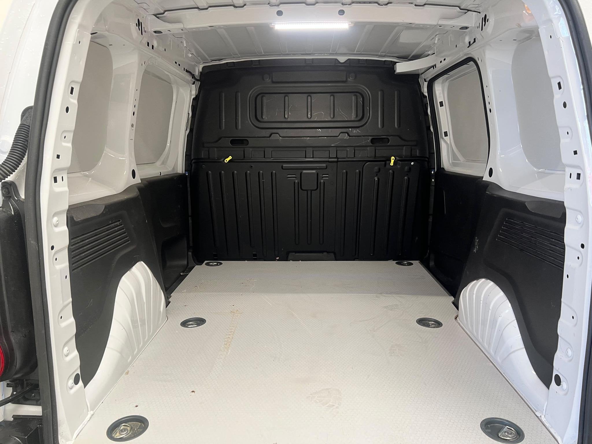 Peugeot Partner 1.5 BlueHDI Premium Navigatie Apple CarPlay, Voorwielaandrijving, 1350 kg, Gebruikt, Euro 6