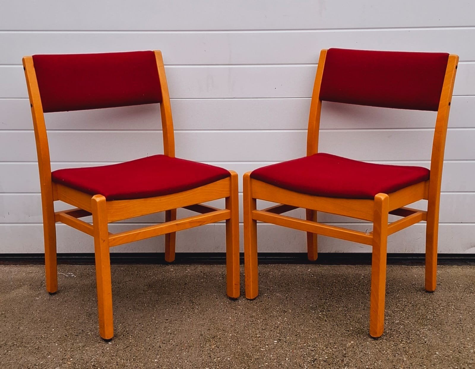 22 x Deense houten stoelen Vintage kantine horeca cafe rood, Huis en Inrichting, Stoelen, Ophalen of Verzenden, Zo goed als nieuw