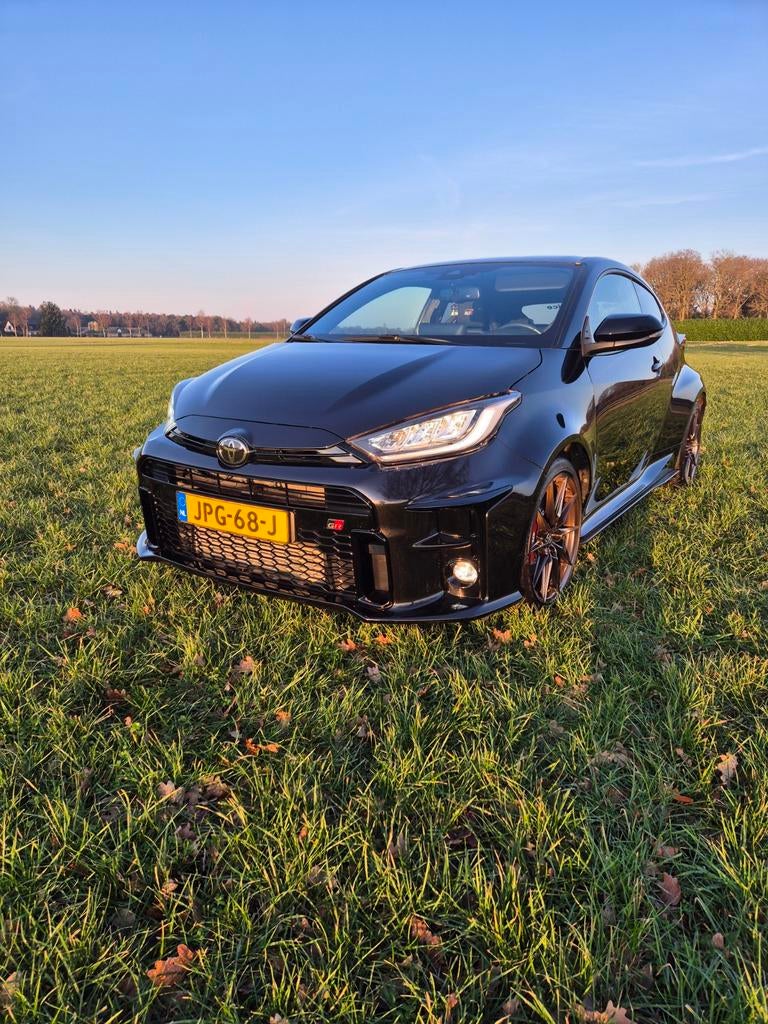 Toyota Yaris 1.6 Turbo 261pk 2021 Zwart, Auto's, 13 km/l, 1618 cc, Zwart, 4 stoelen