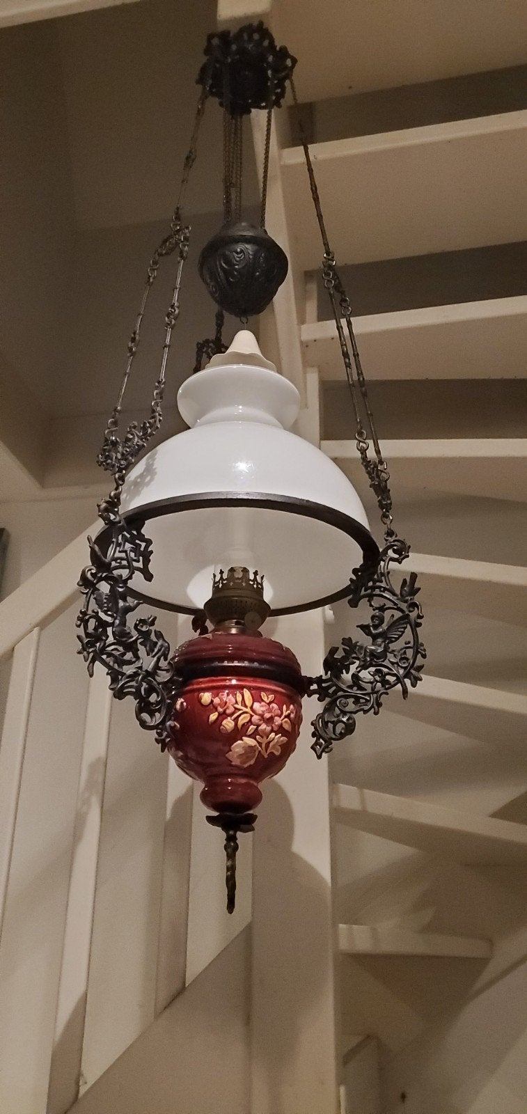 Antieke olielamp met sierlijke smeedijzeren ophanging, Antiek en Kunst, Ophalen of Verzenden