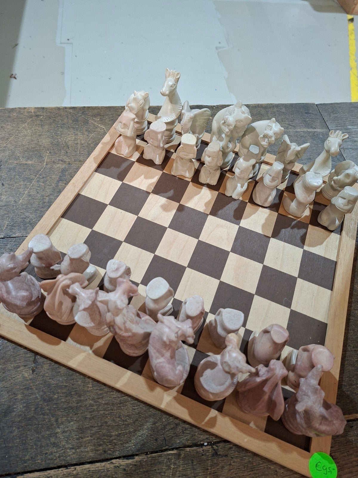 Uniek schaakspel met handgesneden stenen figuren, Gebruikt, Een of twee spelers, Onbekend, Ophalen of Verzenden