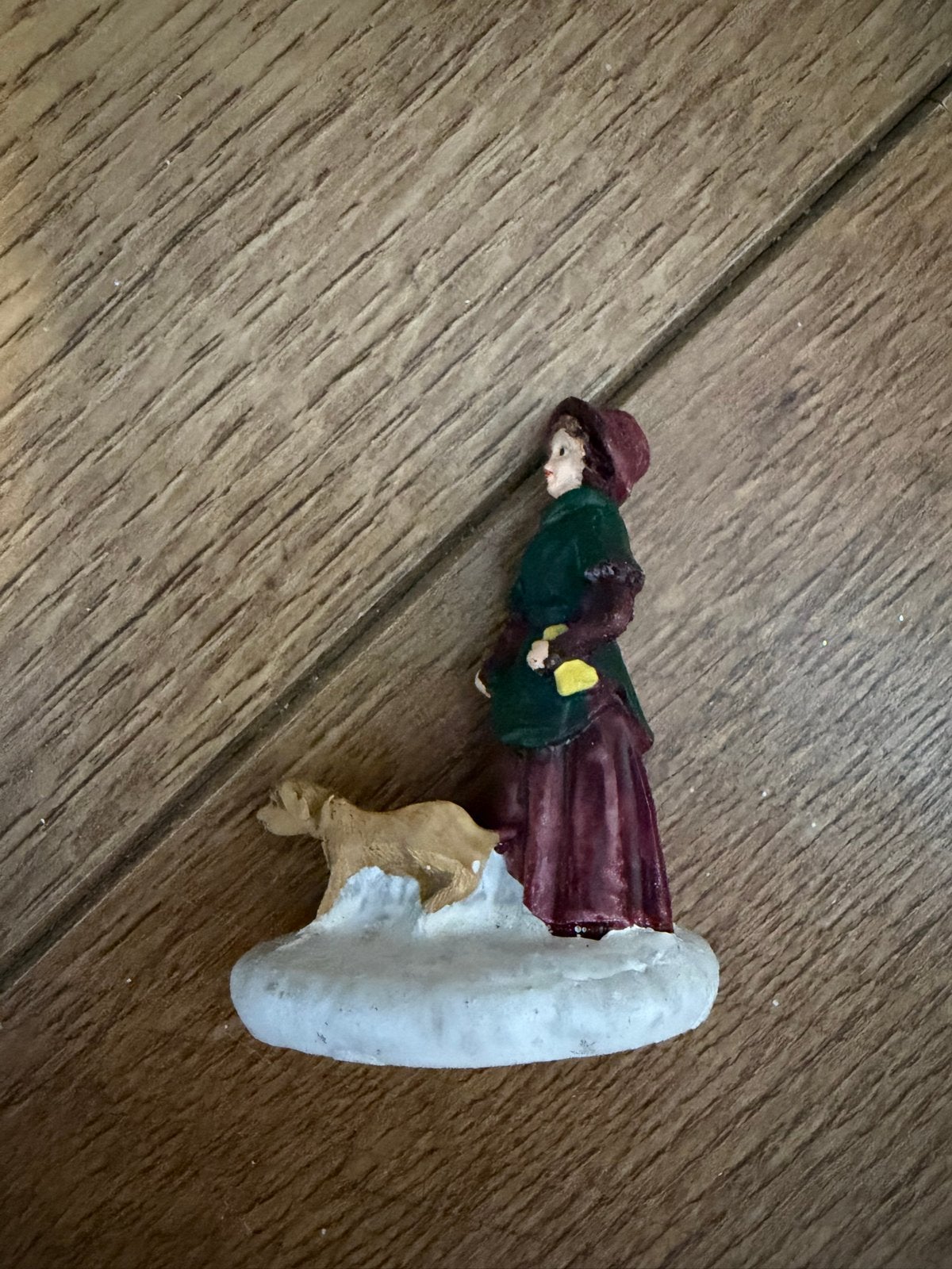 Kerstdorp vrouw met hondje in de sneeuw, Verzamelen, Ophalen of Verzenden, Zo goed als nieuw, Mens