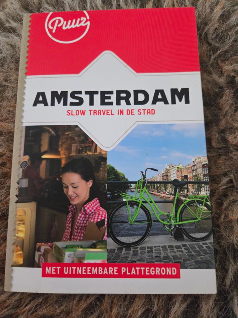 Puur Amsterdam: Slow Travel in de stad - Reisgids, Budget, Europa, Ophalen of Verzenden, Zo goed als nieuw
