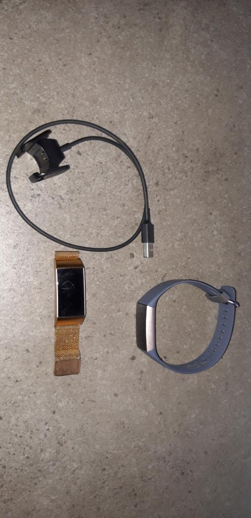 2 x Fitbit Charge 3 met defect, + los bandje en oplader, Ophalen of Verzenden, Zo goed als nieuw