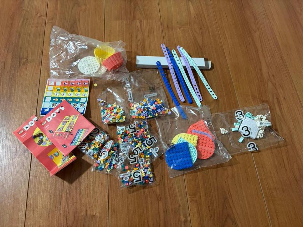 Lego DOTS set met diverse onderdelen en instructies, Gebruikt, Overige thema's, Lego, Ophalen of Verzenden