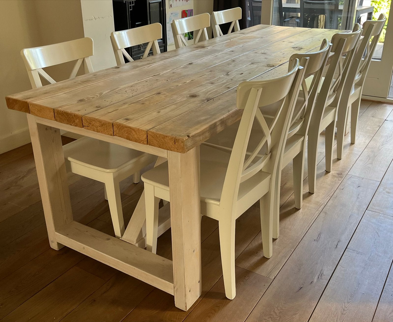 Robuuste houten eettafel met 8 stoelen van Jorg - t.e.a.b, Huis en Inrichting, Tafels | Eettafels, Ophalen, Gebruikt, 200 cm of meer