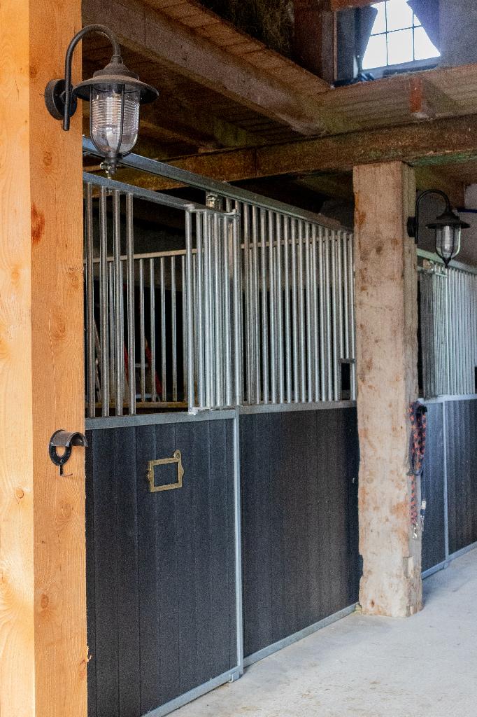Foto 2 van Paardenboxen Voorwand met schuifdeur