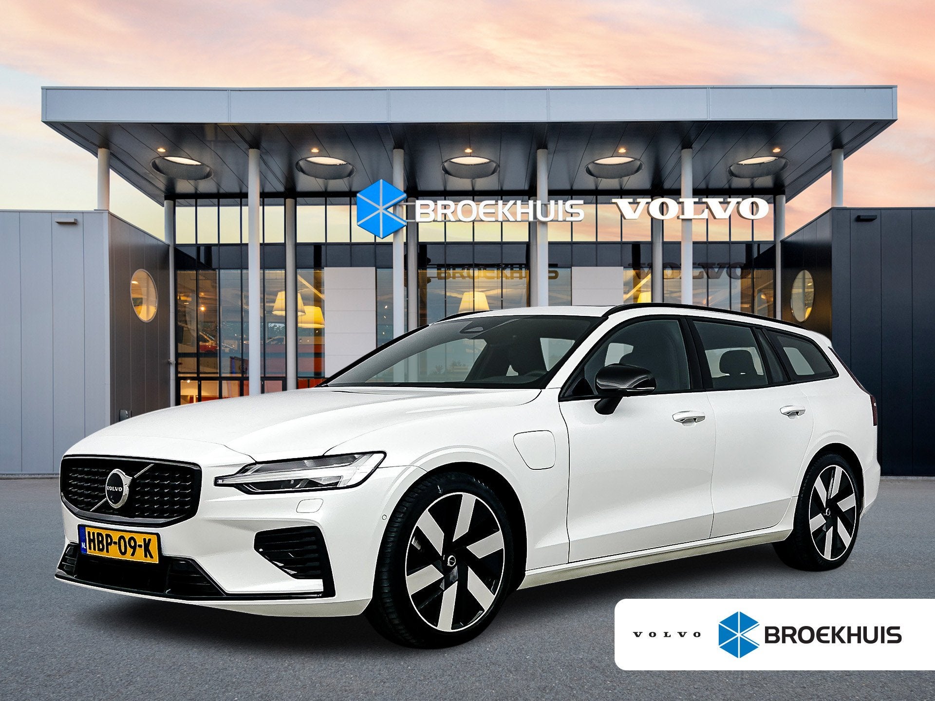 Volvo V60 T6 Recharge Ultra Dark, Auto's, Gebruikt, 4 cilinders, 24 maanden, Wit