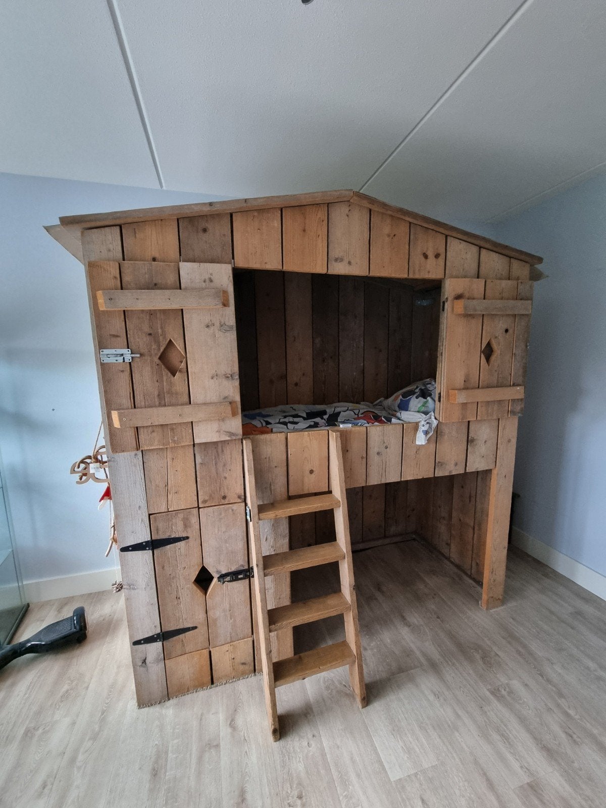 Uniek handgemaakt houten hoogslaper huisbed, Kinderen en Baby's, Ophalen, Gebruikt, 100 cm of meer, Hoogslaper of Stapelbed