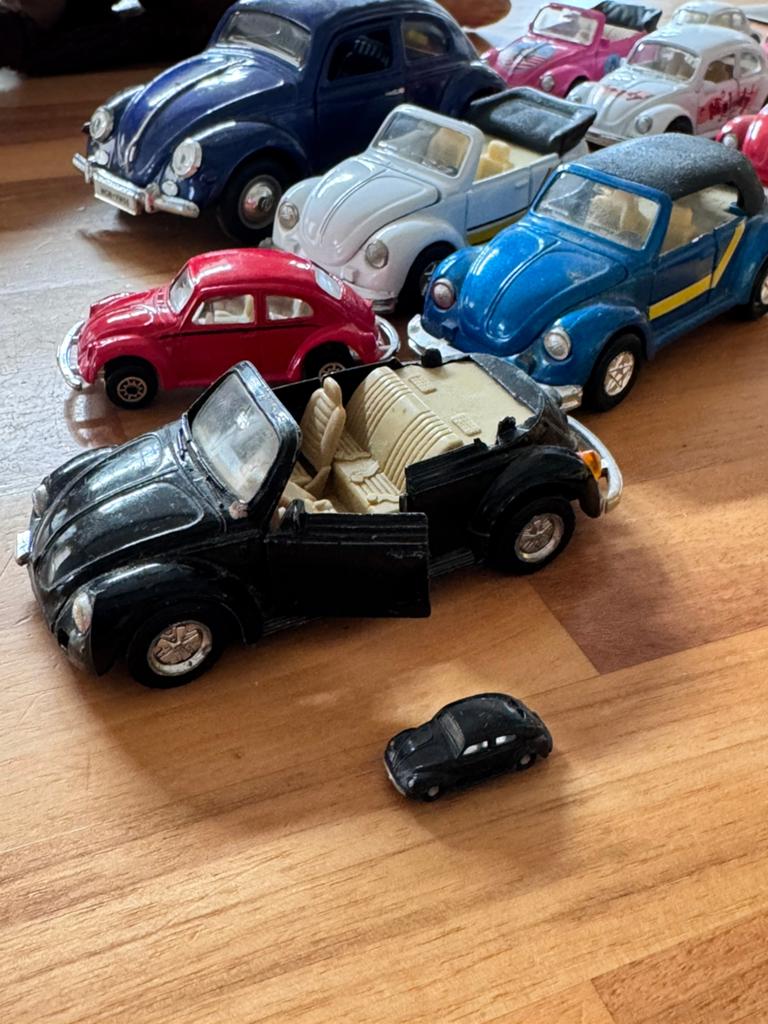 Collectie miniatuur Volkswagen Kevers + ansichtkaarten, Overige merken, Gebruikt, Auto, Groter dan 1:32