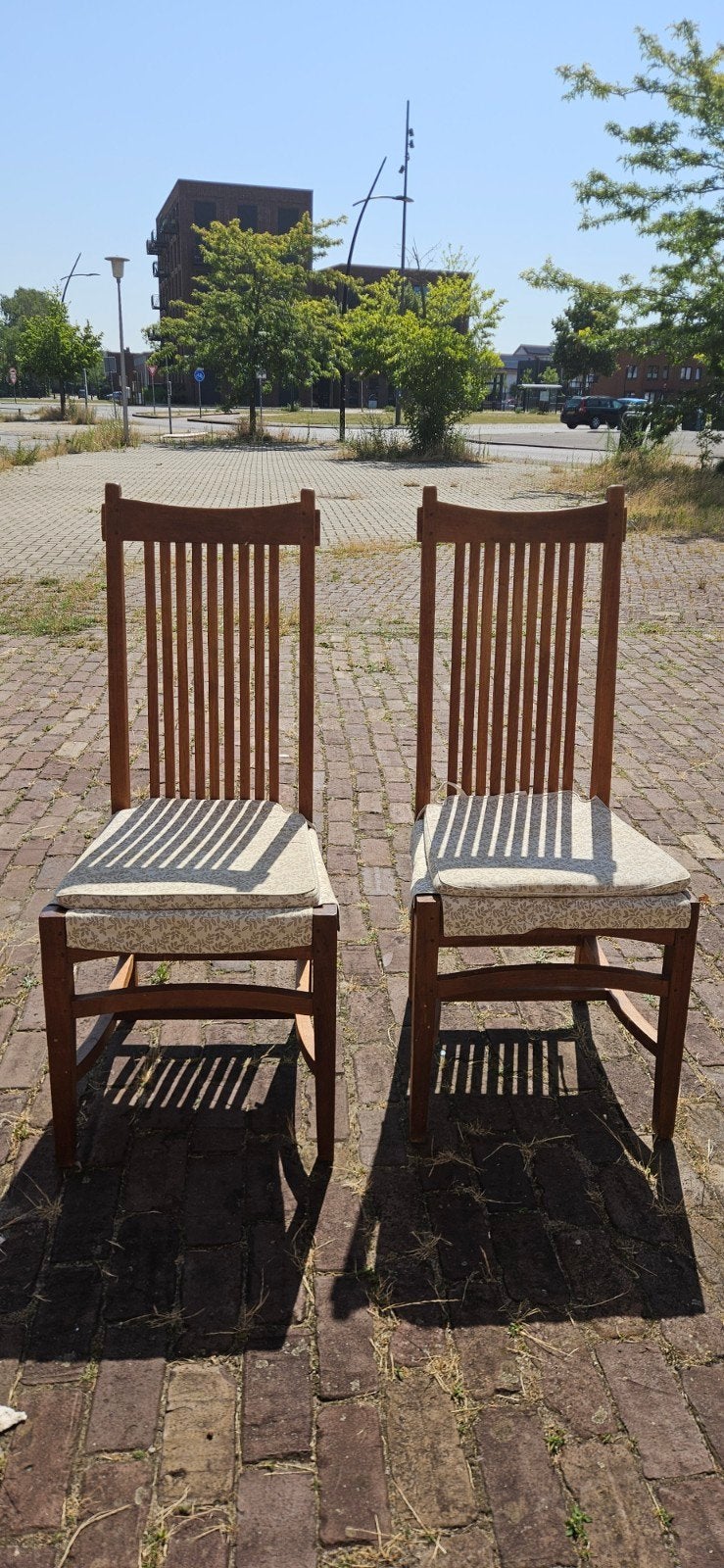 Houten stoel met hoge rugleuning en kussen, Huis en Inrichting, Stoelen, Gebruikt, Bruin, Ophalen of Verzenden, Eén