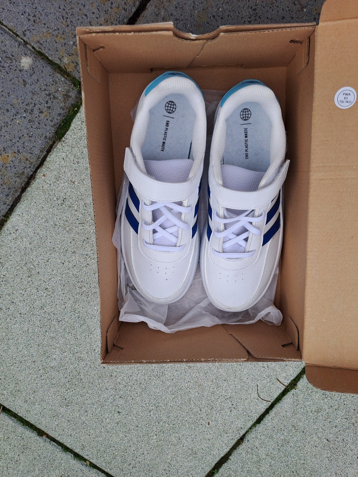 Nieuwe Jongens sneakers adidas, maat 35, kleur wit blauw, Ophalen of Verzenden, Nieuw, Jongetje, Schoentjes