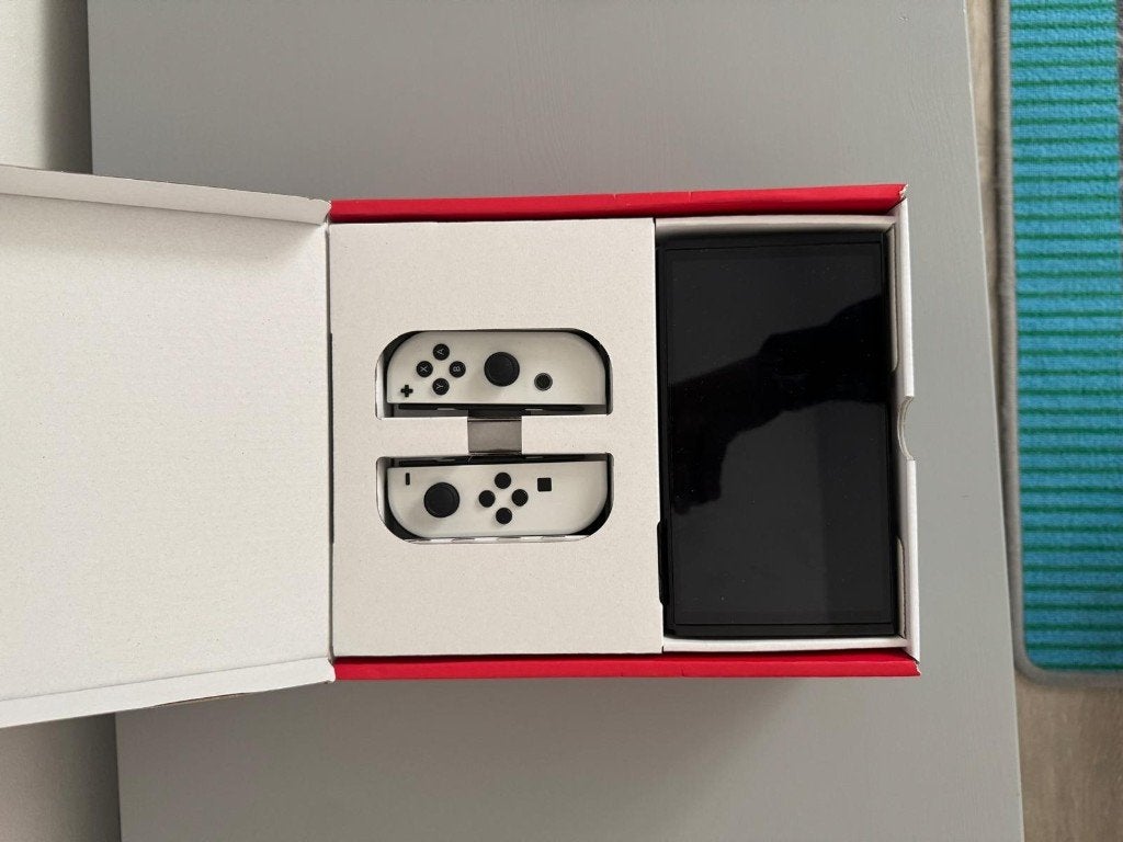 Foto 5 van Nintendo Switch Oled + 6 games