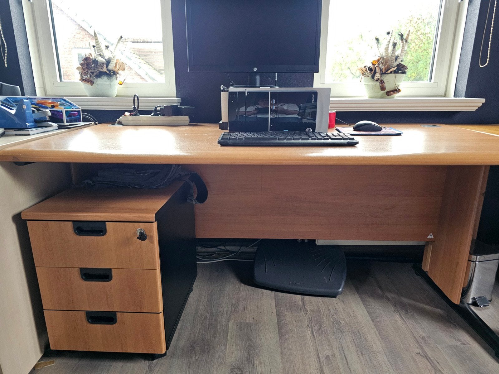 Complete kantoorinrichting: Bureau, ladeblokken, kasten, Ophalen, Gebruikt