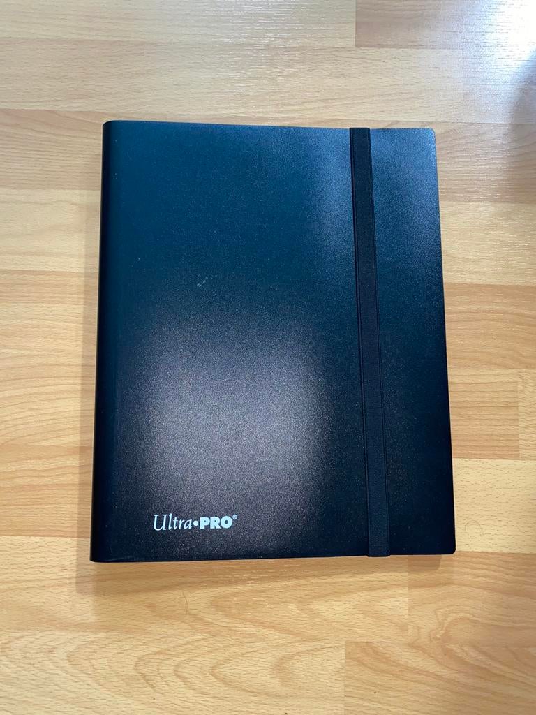 POKEMON ULTRA PRO 9 POCKET BINDER MAP ZWART, Verzenden, Zo goed als nieuw