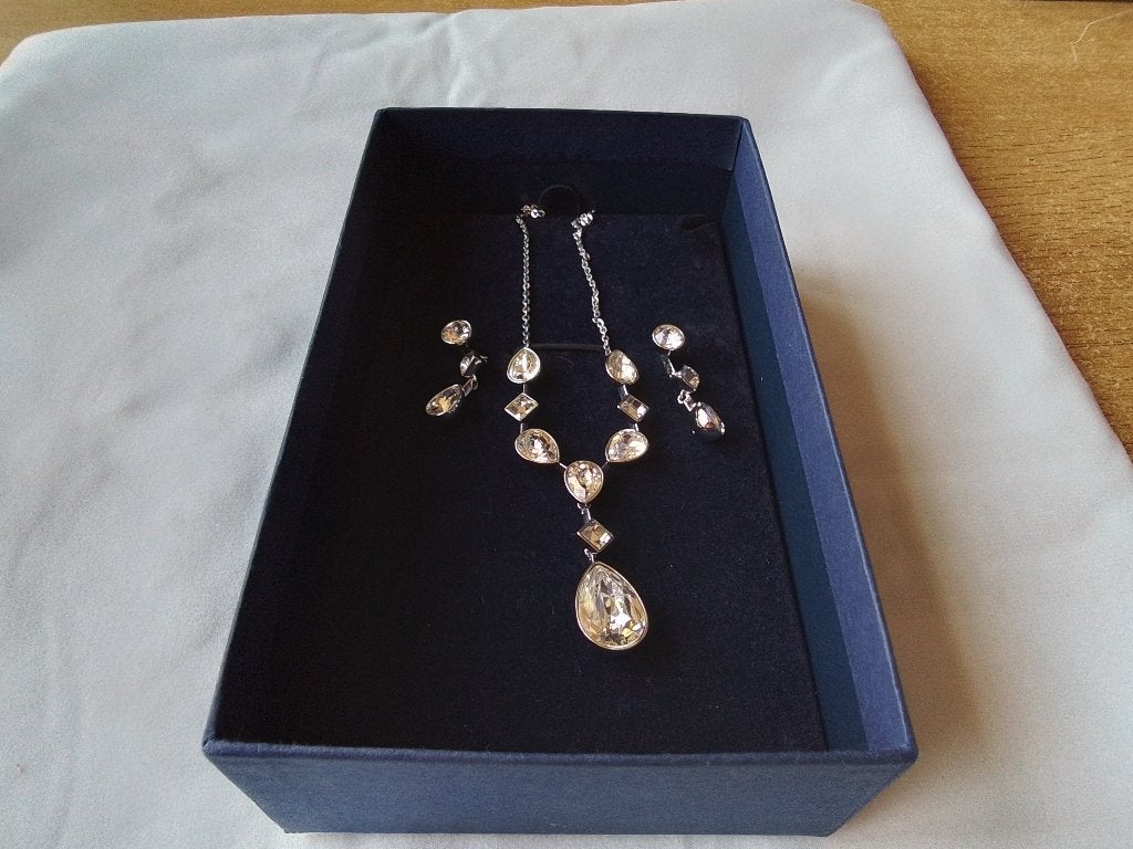 Swarovski ketting met bijbehorende oorbellen, Met kristal, Ophalen of Verzenden, Zo goed als nieuw, Zilver