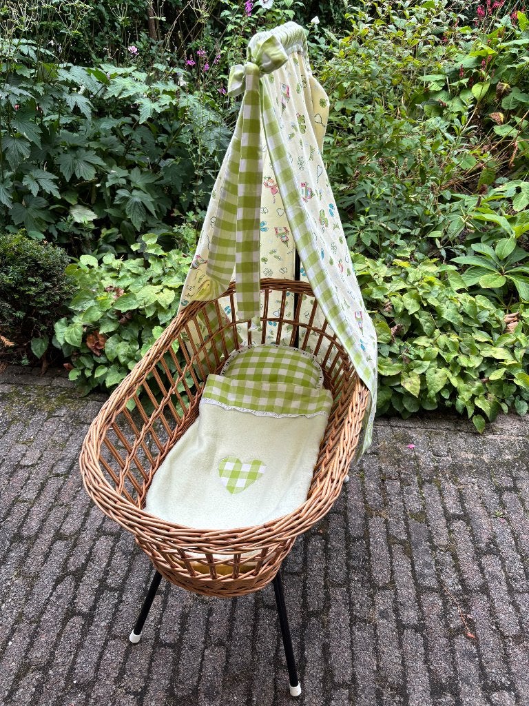 Rieten poppenwieg met beddengoed, Kinderen en Baby's, Speelgoed | Poppen, Ophalen, Zo goed als nieuw, Babypop