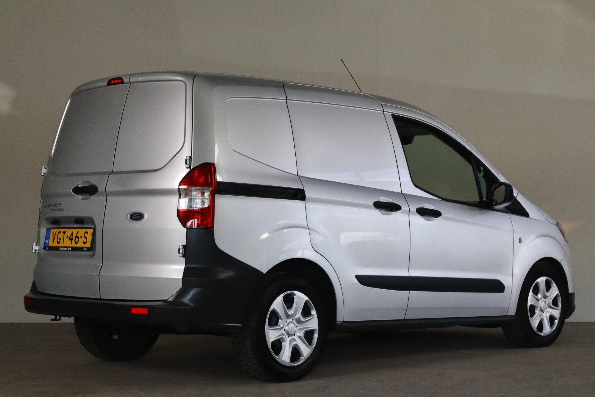 Ford Transit Courier 1.5 TDCI Trend Duratorq S&S NL-Auto! Na, Voorwielaandrijving, Stof, Euro 6, 4 cilinders