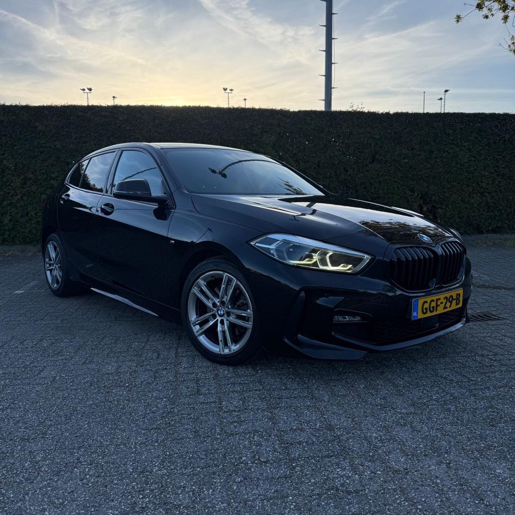 BMW 1-Serie 118i 140pk Aut 2019 Zwart M parket, Auto's, BMW, Leder en Stof, Zwart, Lichtsensor, Particulier